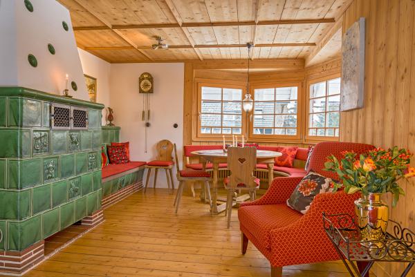 Stube mit gemütlichem Kachelofen im Chalet am Birkenhain