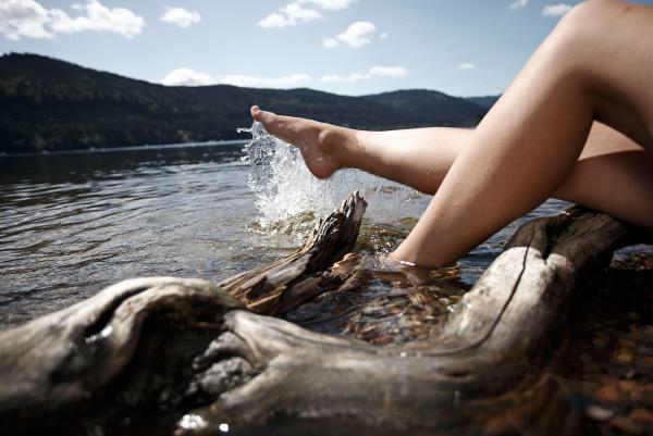 Entspannung – Füße plantschen im See
