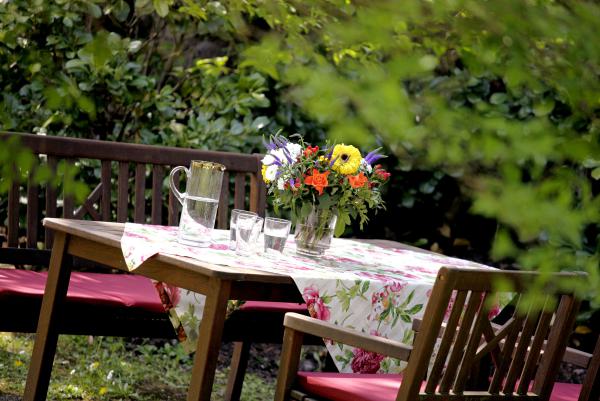 Gartentisch mit Blumen und Gläser Ferienhaus am Mattenweg