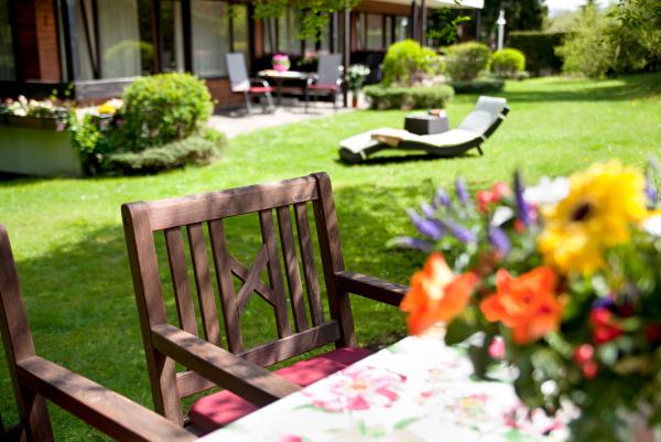 Blick auf sonnigen Garten und Terrasse