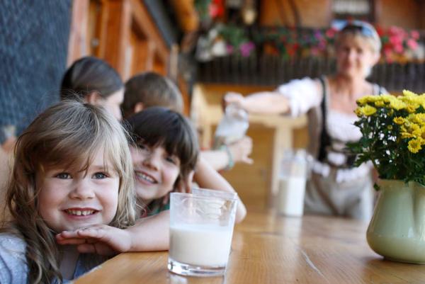 Kinder beim Milchtrinken