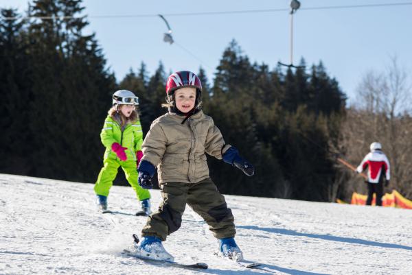 Kinder beim Skifahren