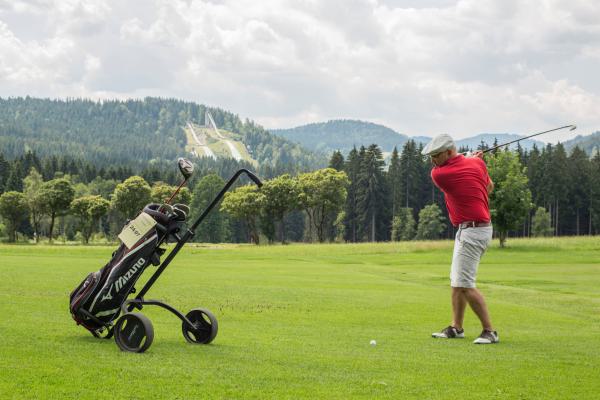 Golfspieler im Hintergrund Sprungschanze Hinterzarten