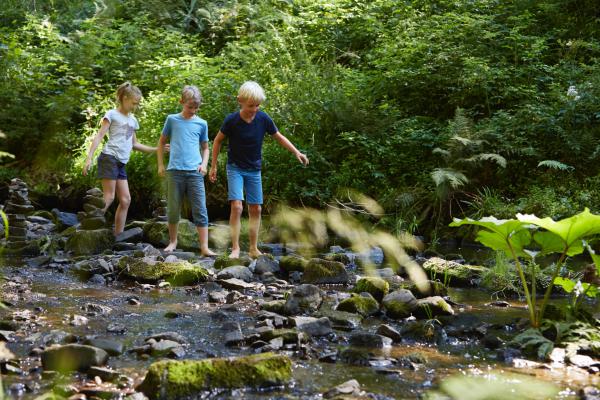 Kinder balancieren im Bach