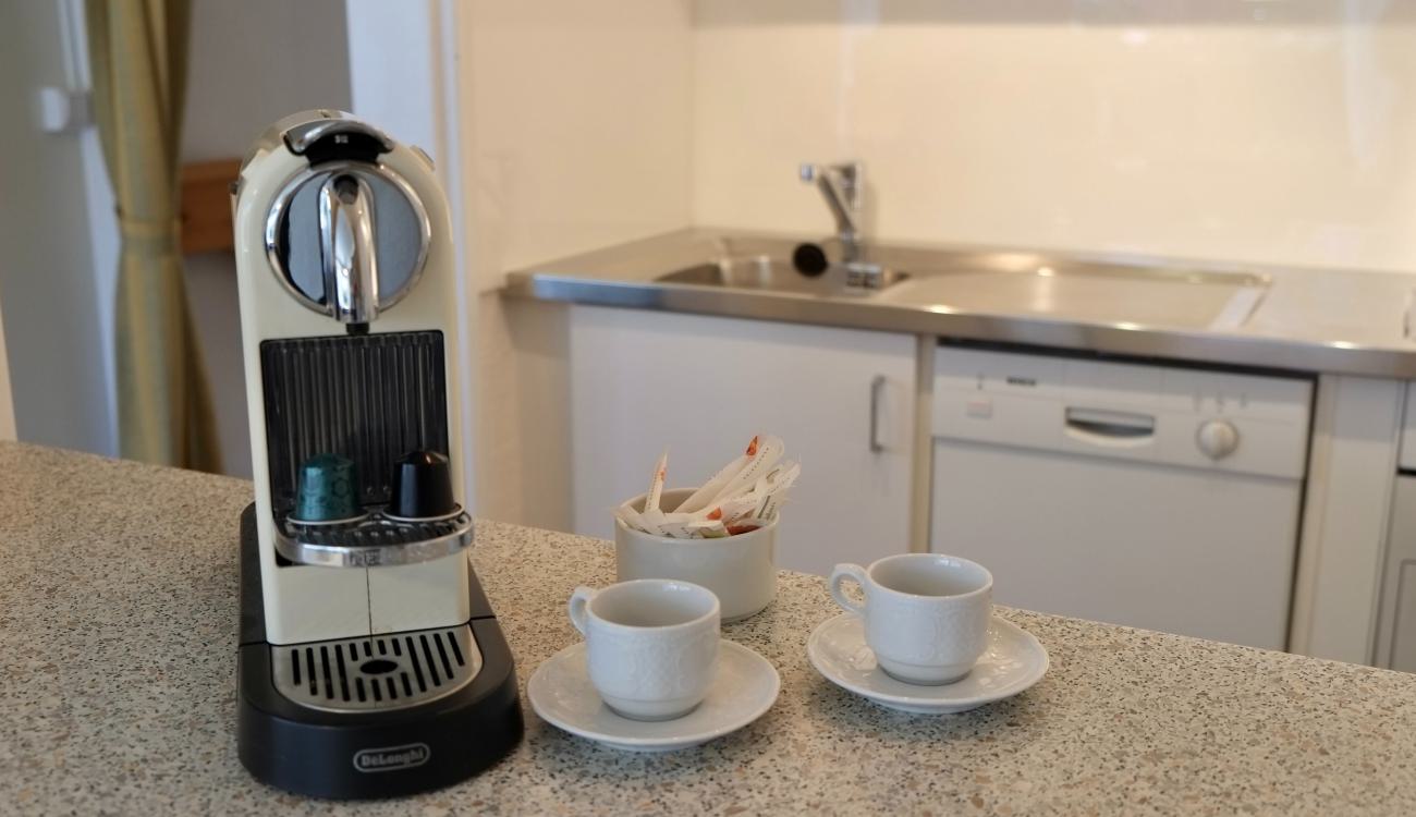 Küche mit Nespresso Maschine